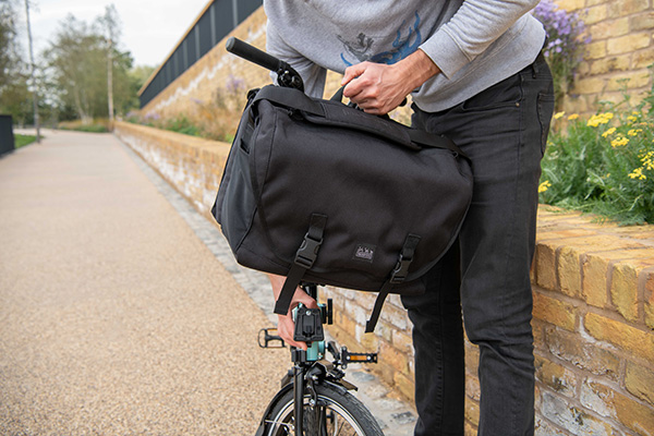Brompton Metro Messenger Bag - Large - zwart