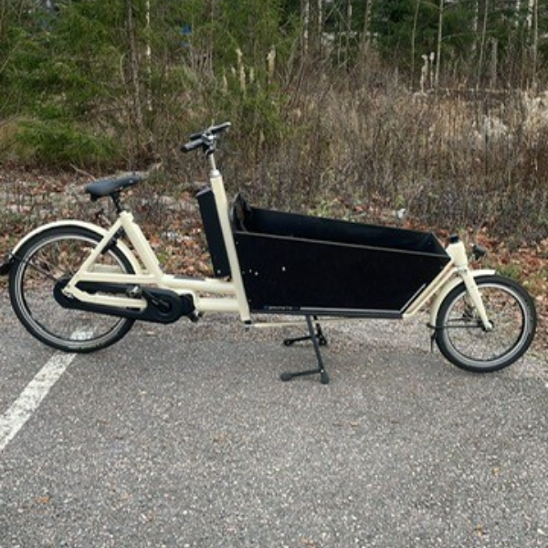 white-bike-bakfiets.webp